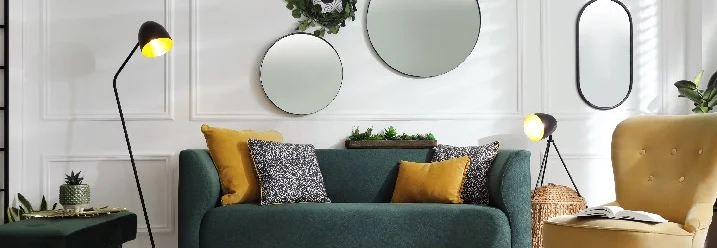 Stilvolles Wohnzimmer mit grünem Sofa